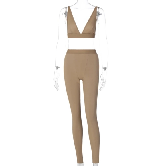 𝑻𝒂𝒏 𝑽 𝑵𝒆𝒄𝒌 𝑳𝒐𝒖𝒏𝒈𝒆 𝑺𝒆𝒕 💫 - Picture 4 of 4